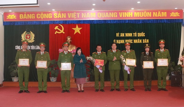 Khen thưởng Công an huyện Tiên Lãng bắt nhanh 3 vụ tàng trữ pháo nổ